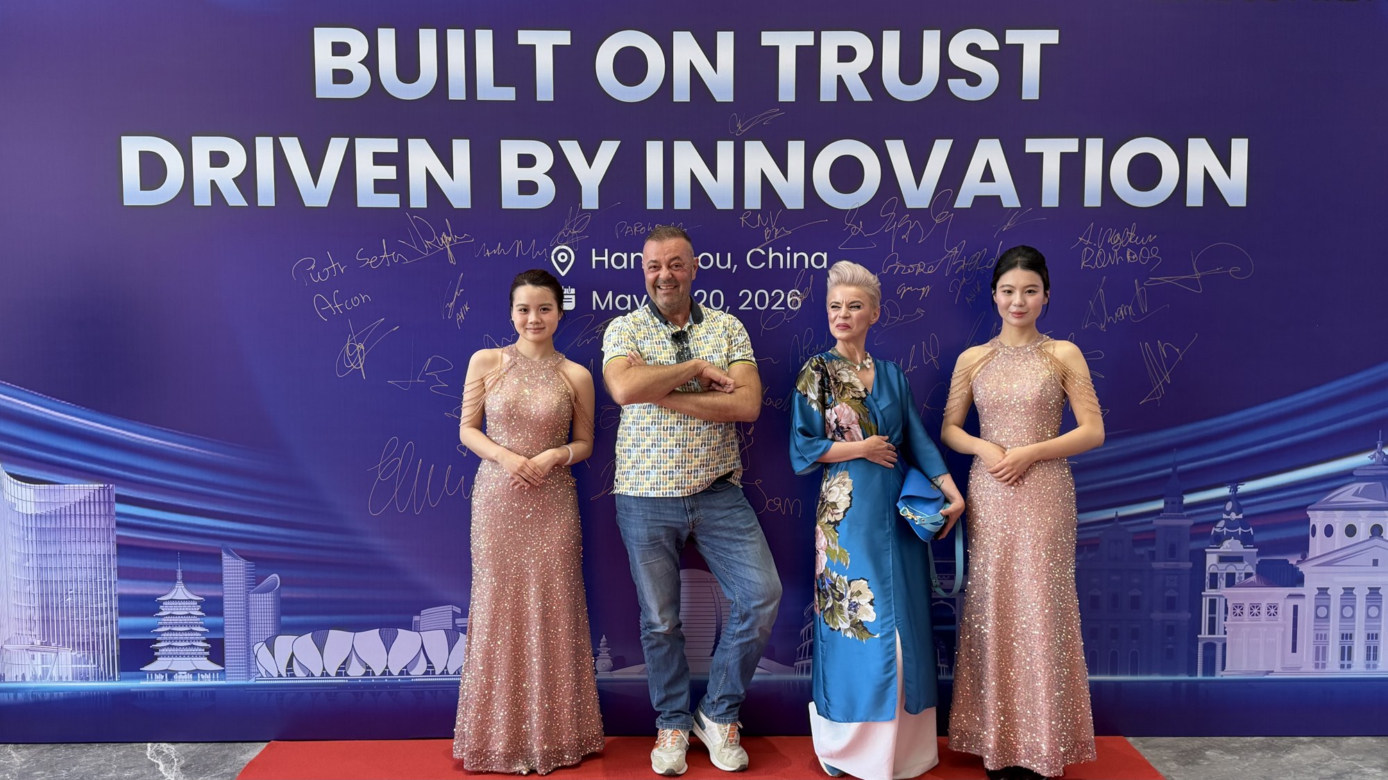 Снимка пред официалния фон на SolaX VIP Partners Event.
