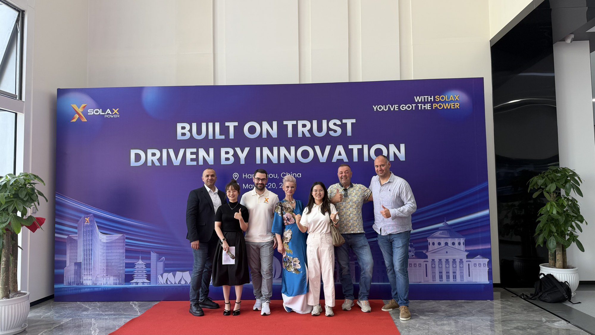 Участници в SolaX VIP Partners Event пред официалния фон на събитието.